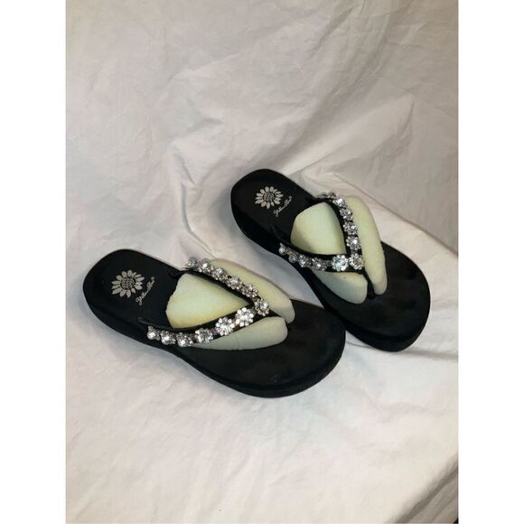 Yellow box flip flops size 6.5 - Picture 6 of 10